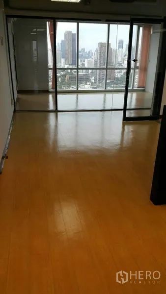 办公空间 出租在Khlong Toei, Bangkok - 抛光地面开放区，通向可俯瞰曼谷天际线的玻璃房。