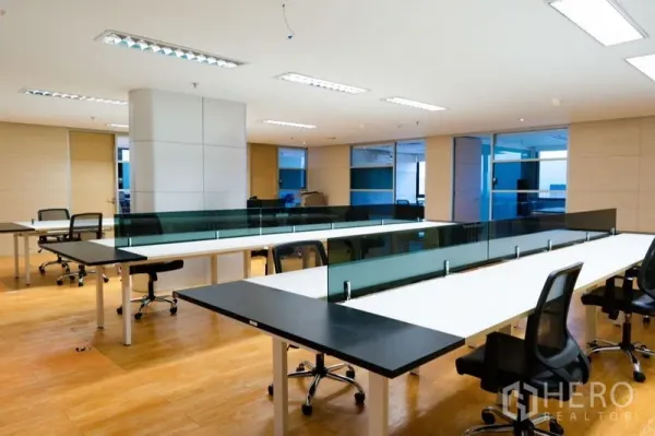 สำนักงาน ให้เช่า - พื้นที่ทำงานแบบโอเพ่นสเปซสว่าง โต๊ะยาวพร้อมเก้าอี้ และพื้นไม้