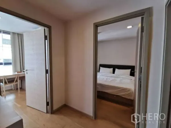 คอนโด ให้เช่าหรือขายในWatthana, Bangkok - โถงทางเดินพื้นไม้ เชื่อมไปยังห้องนอนสองห้อง รับแสงธรรมชาติจากหน้าต่าง