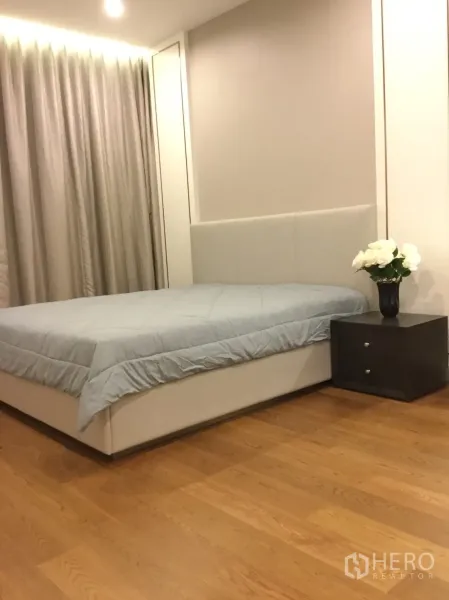 公寓 出租在Sathon, Bangkok - 温馨卧室，软包床头、床头柜、窗帘与木地板。