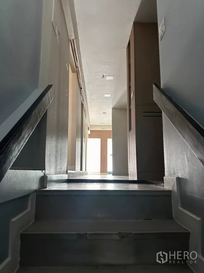 อาคารพาณิชย์ ขายในWatthana, Bangkok - บันไดขึ้นสู่โถงชั้นบนที่สว่างด้วยแสงธรรมชาติ.