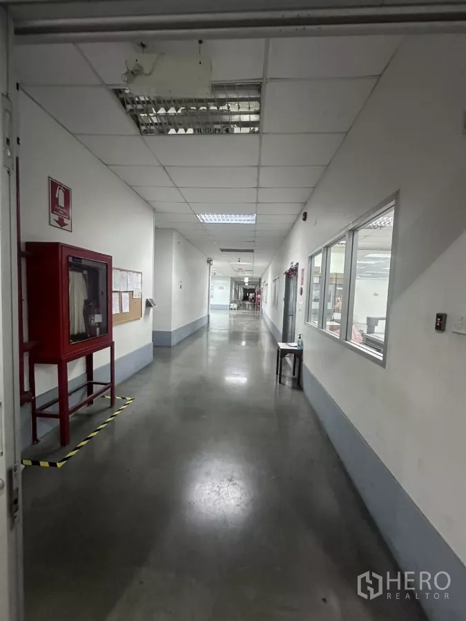 โรงงาน ขายในLat Krabang, Bangkok - ทางเดินบริการพร้อมจุดอุปกรณ์ดับเพลิงและหน้าต่างตลอดแนว