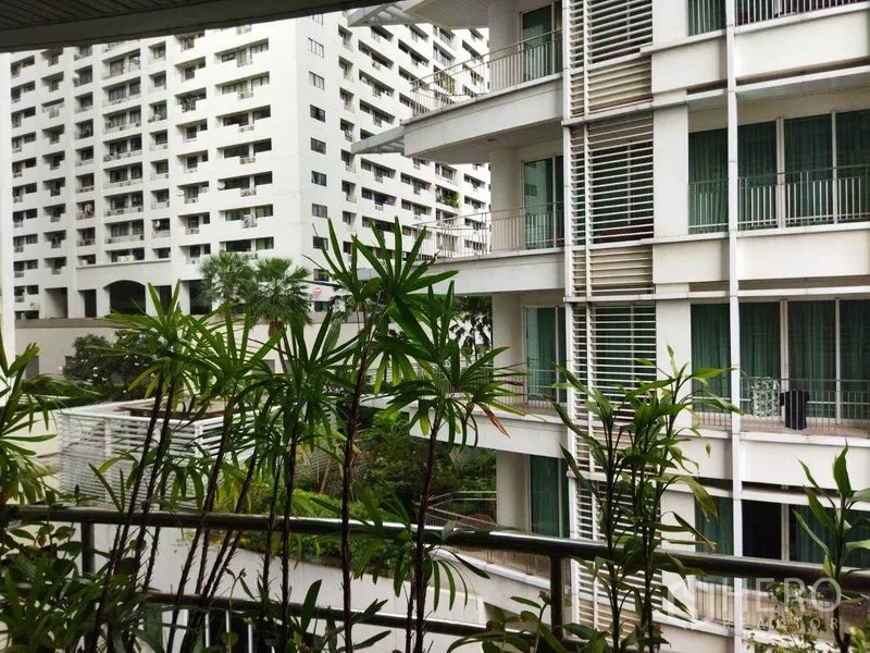 คอนโด ให้เช่าในPathum Wan, Bangkok - วิวจากระเบียงมีต้นไม้กระถาง มองเห็นอาคารคอนโดสีขาวและสวน