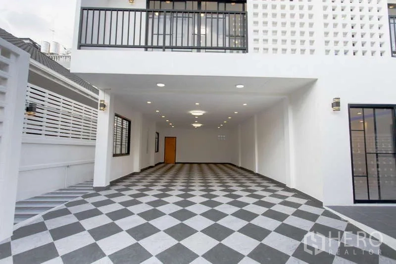 สำนักงานที่บ้าน ขายในHuai Khwang, Bangkok - ที่จอดรถในร่มพื้นกระเบื้องลายตาราง พร้อมไฟดาวน์ไลท์ รองรับรถได้หลายคัน