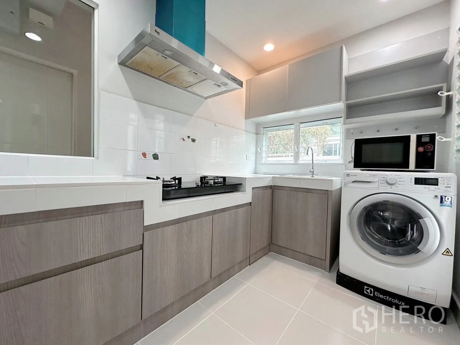 独立式住宅 出租或出售在Bang Phli, Samut Prakan - 现代厨房，燃气灶、抽油烟机、水槽、窗户、洗衣机与微波炉