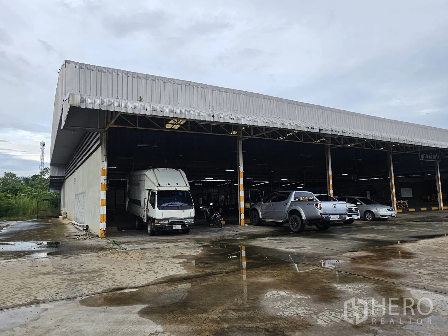 คลังสินค้า ให้เช่าในLam Luk Ka, Pathum Thani - มุมอาคารท่าเทียบหลักพร้อมรถจอดใต้กันสาด