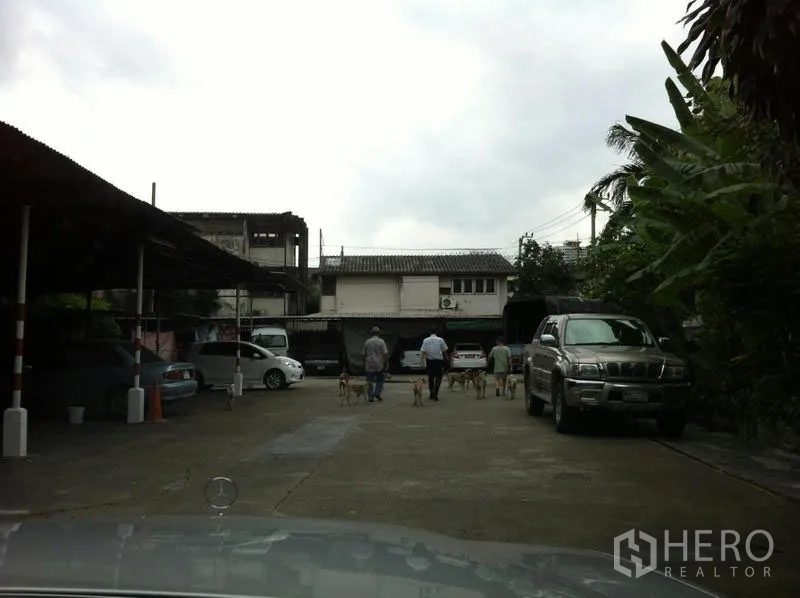 工厂 出租在Khlong San, Bangkok - 曼谷工厂场地的宽大停车区，设有遮棚车位与多辆车辆