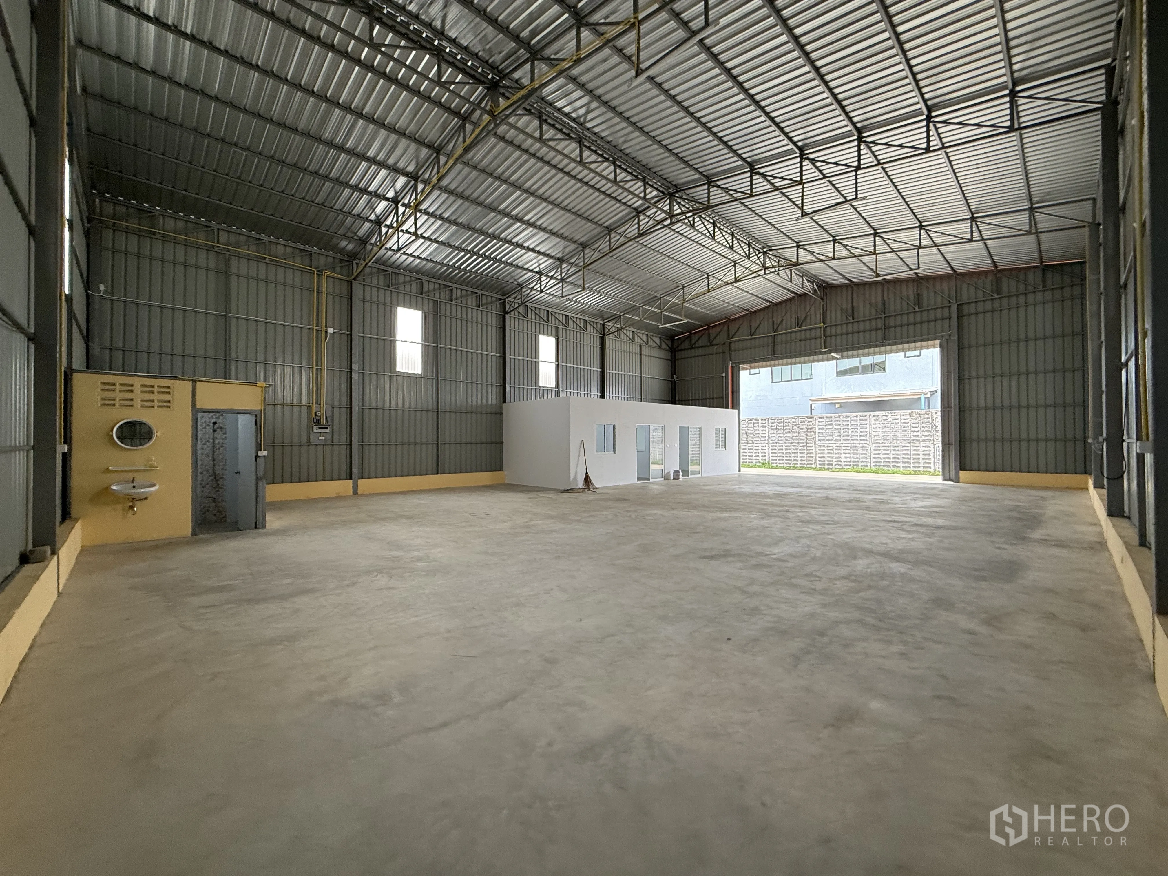 Warehouse for rent in Wang Thonglang, Bangkok - Wide entry with sliding doors, internal office block and restroom area.