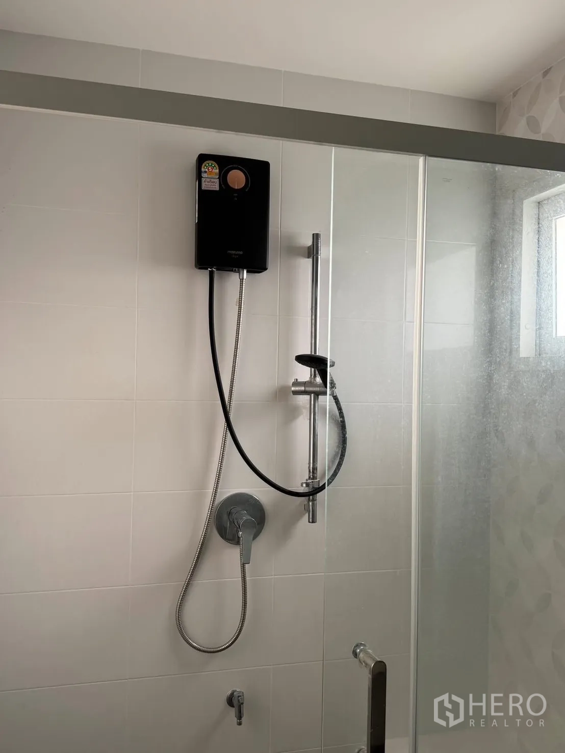 บ้านเดี่ยว for rent in Bang Phli, Samut Prakan - โซนอาบน้ำประตูกระจกพร้อมฝักบัวและเครื่องทำน้ำอุ่น