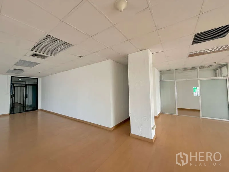 办公空间 出租在Chatuchak, Bangkok - 入口区域，立柱与磨砂玻璃会议室隔断。