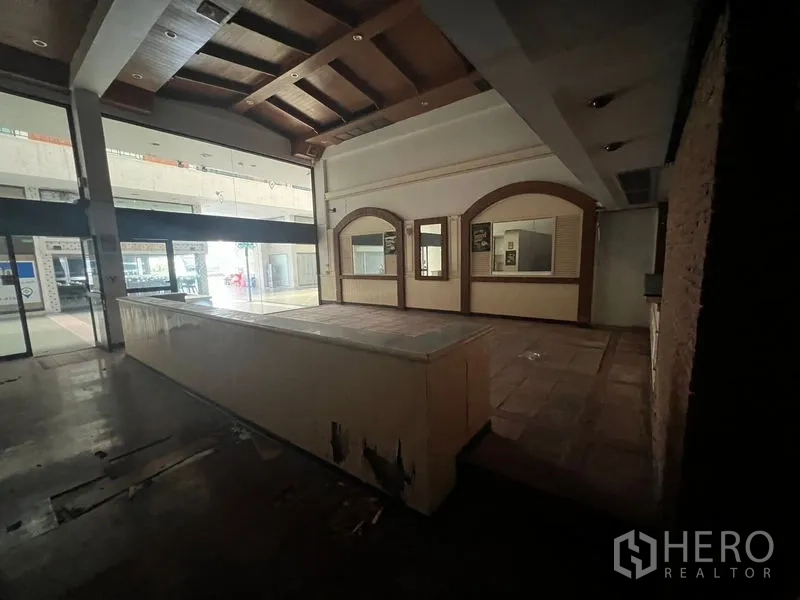 店屋 出租在Huai Khwang, Bangkok - 前厅设抬高平台，正面整面落地玻璃。