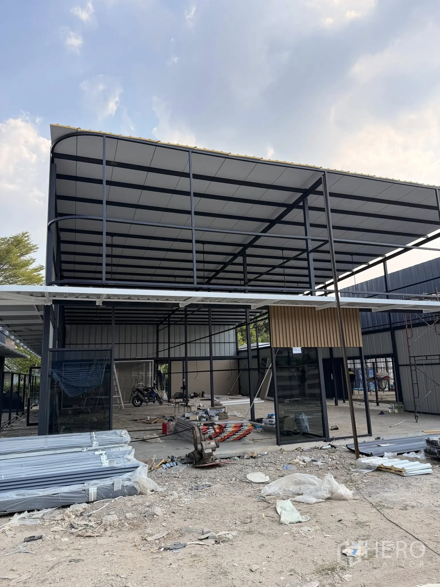 โกดัง for rent in Bang Kapi, Bangkok - หลังคาเมทัลชีททรงโค้งขนาดใหญ่คลุมพื้นที่โหลดสินค้า