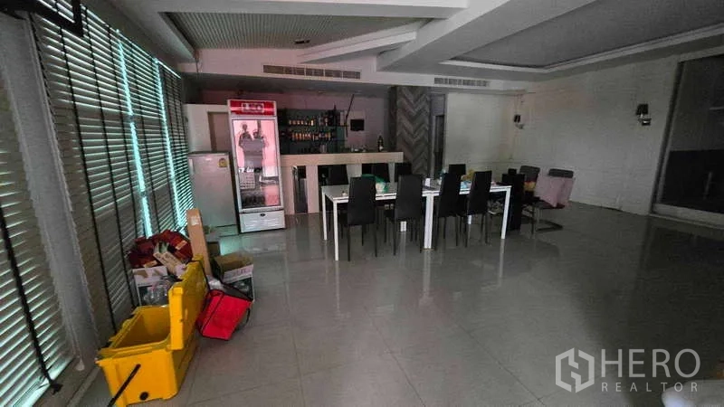 零售空间 出租在Watthana, Bangkok - 餐桌椅布置，吧台、冰柜和百叶窗沿窗一排