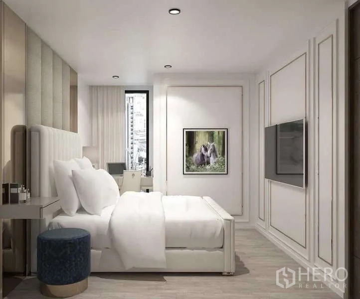 คอนโด ขาย - ภาพเรนเดอร์ห้องนอนใหญ่พร้อมหัวเตียงบุและโต๊ะทำงานริมหน้าต่าง