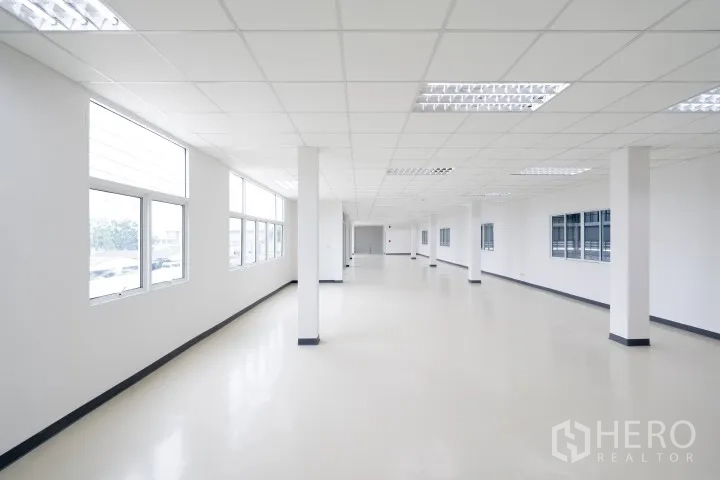โรงงาน for rent in Khlong Luang, Pathum Thani - สำนักงานแปลนเปิดโล่ง มีหน้าต่างหลายบานและเสาเรียงตัว