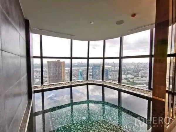 คอนโด ให้เช่าในKhlong Toei, Bangkok - ออนเซ็นในอาคารล้อมด้วยกระจกสูงจากพื้นจรดเพดานชมวิวเมือง