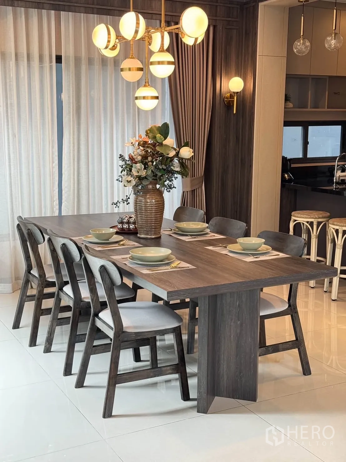 บ้านเดี่ยว for rent in Bang Kapi, Bangkok - โต๊ะทานอาหารสำหรับหกที่นั่งใต้โคมไฟทรงกลม ใกล้ม่านโปร่ง