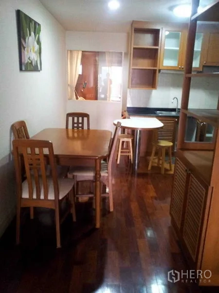 คอนโด ให้เช่า - พื้นที่รับประทานอาหารพร้อมโต๊ะไม้และเก้าอี้ ข้างครัวขนาดกะทัดรัด