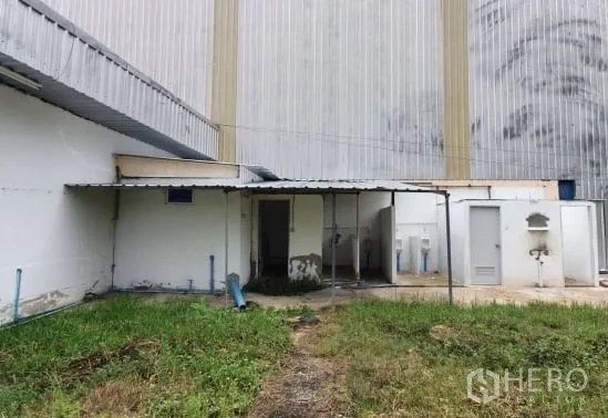 คลังสินค้า ให้เช่าในChaloem Phra Kiat, Nakhon Ratchasima - ส่วนครัวเรือนและห้องน้ำด้านหลังโกดัง พร้อมกันสาดเล็ก