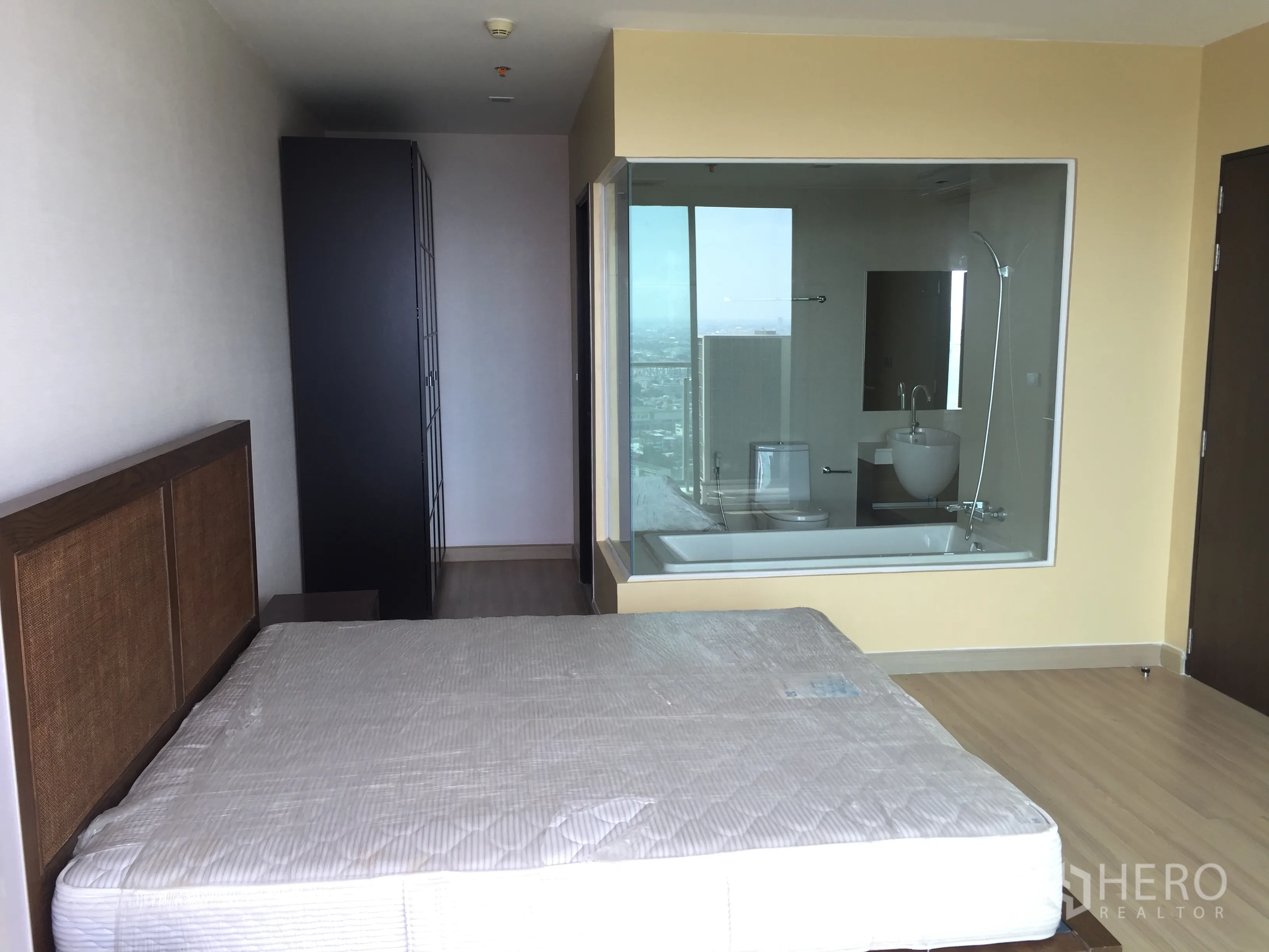 คอนโด ขายในWatthana, Bangkok - ห้องนอนพร้อมตู้เสื้อผ้าและห้องน้ำบานกระจกขนาดใหญ่มีอ่างอาบน้ำ