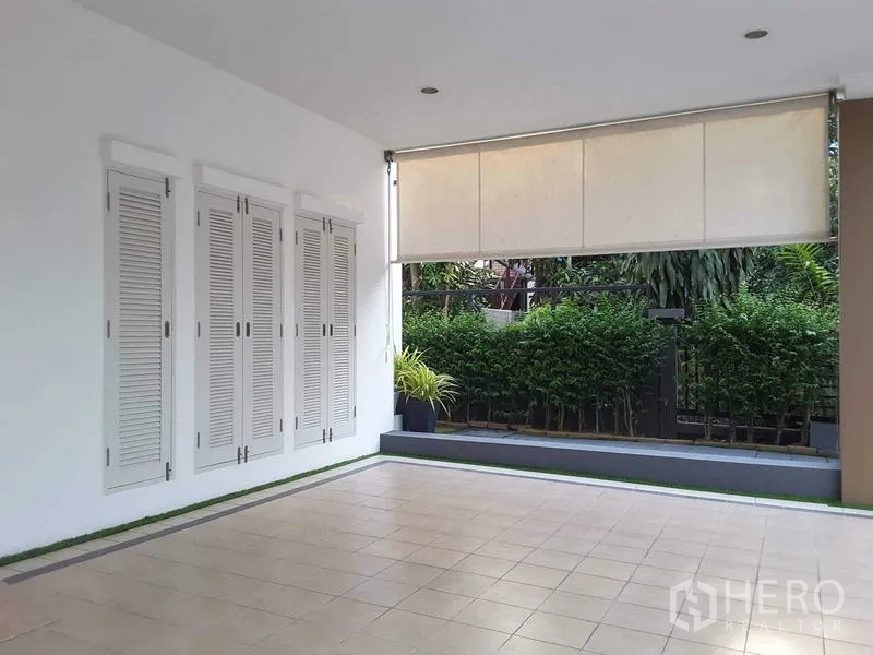 บ้าน ให้เช่าในLam Luk Ka, Pathum Thani - เฉลียงหรือที่จอดรถในร่ม ประตูบานเกล็ดสีขาวและม่านกันแดดม้วน