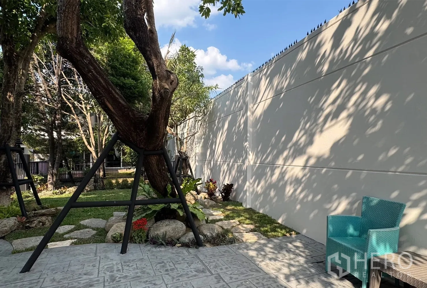 บ้าน for rent in Bang Phli, Samut Prakan - สวนจัดแต่งมีต้นไม้ใหญ่ ทางเดินหิน และลานนั่งเล่นพื้นปู