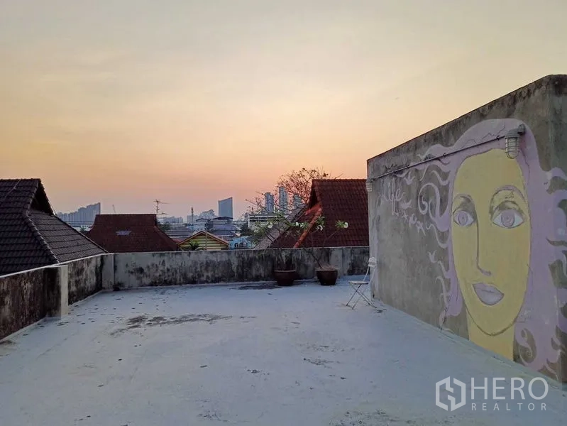 สำนักงานที่บ้าน ให้เช่าในPhra Khanong, Bangkok - ด้านหน้าตึกโฮมออฟฟิศสมัยใหม่ รั้วเหล็กและดาดฟ้า