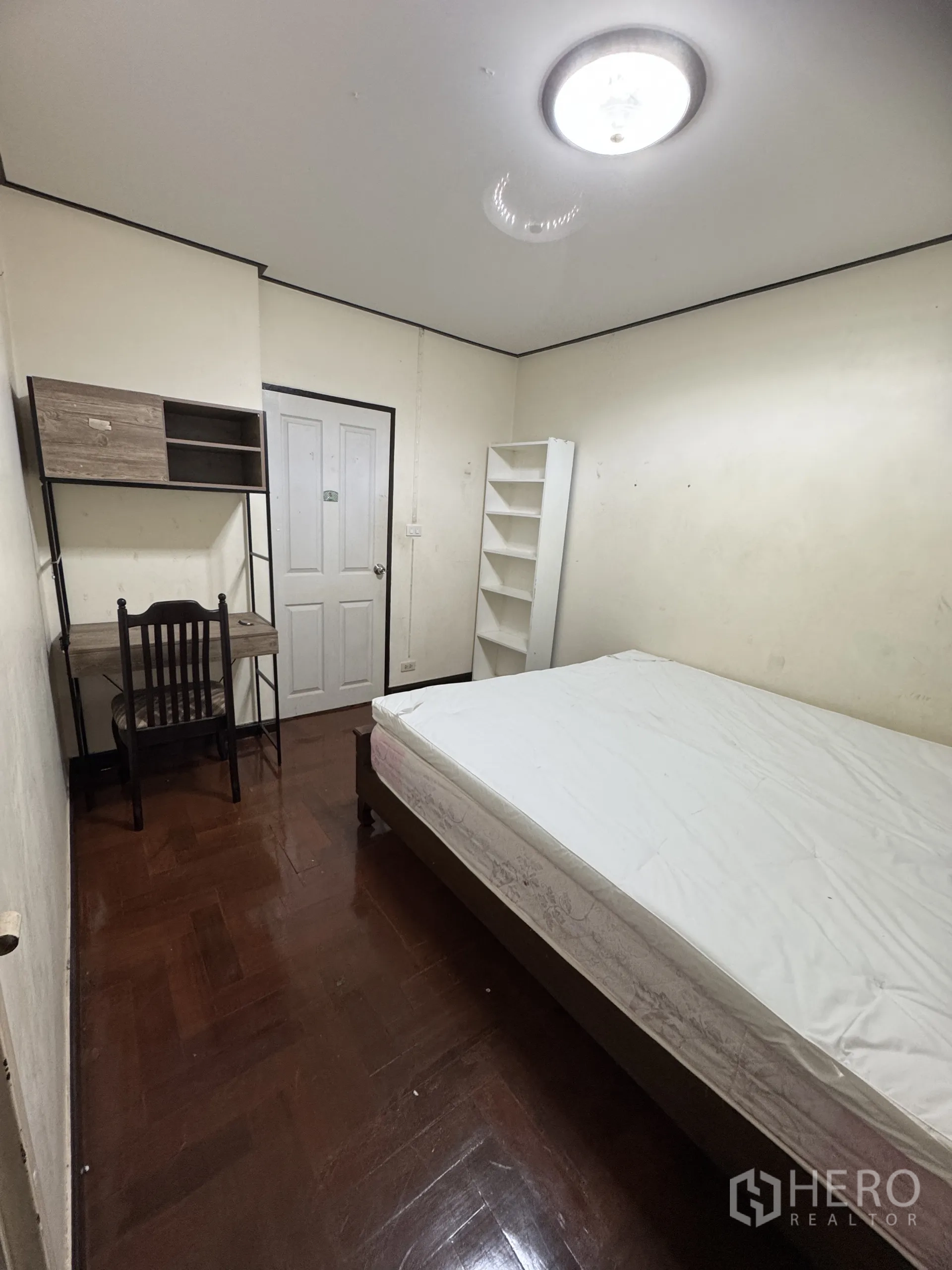 บ้าน ให้เช่าในMin Buri, Bangkok - ห้องนอนอีกห้องพร้อมเตียง โต๊ะอ่านหนังสือ และชั้นวางของ พื้นไม้