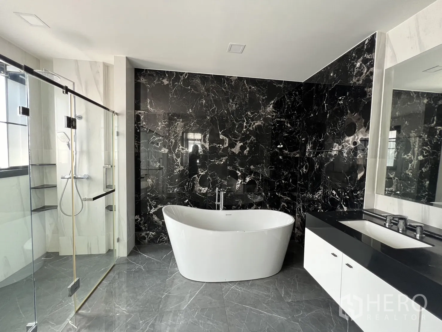 Detached House for rent or sale in Prawet, Bangkok - Luxury master bathroom with freestanding tub and black marble accent wall.