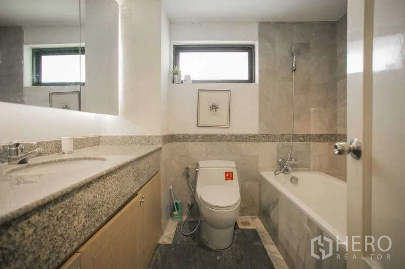 คอนโด ให้เช่าหรือขายในWatthana, Bangkok - ห้องน้ำหลัก พร้อมอ่างอาบน้ำ ฝักบัว และเคาน์เตอร์ยาว