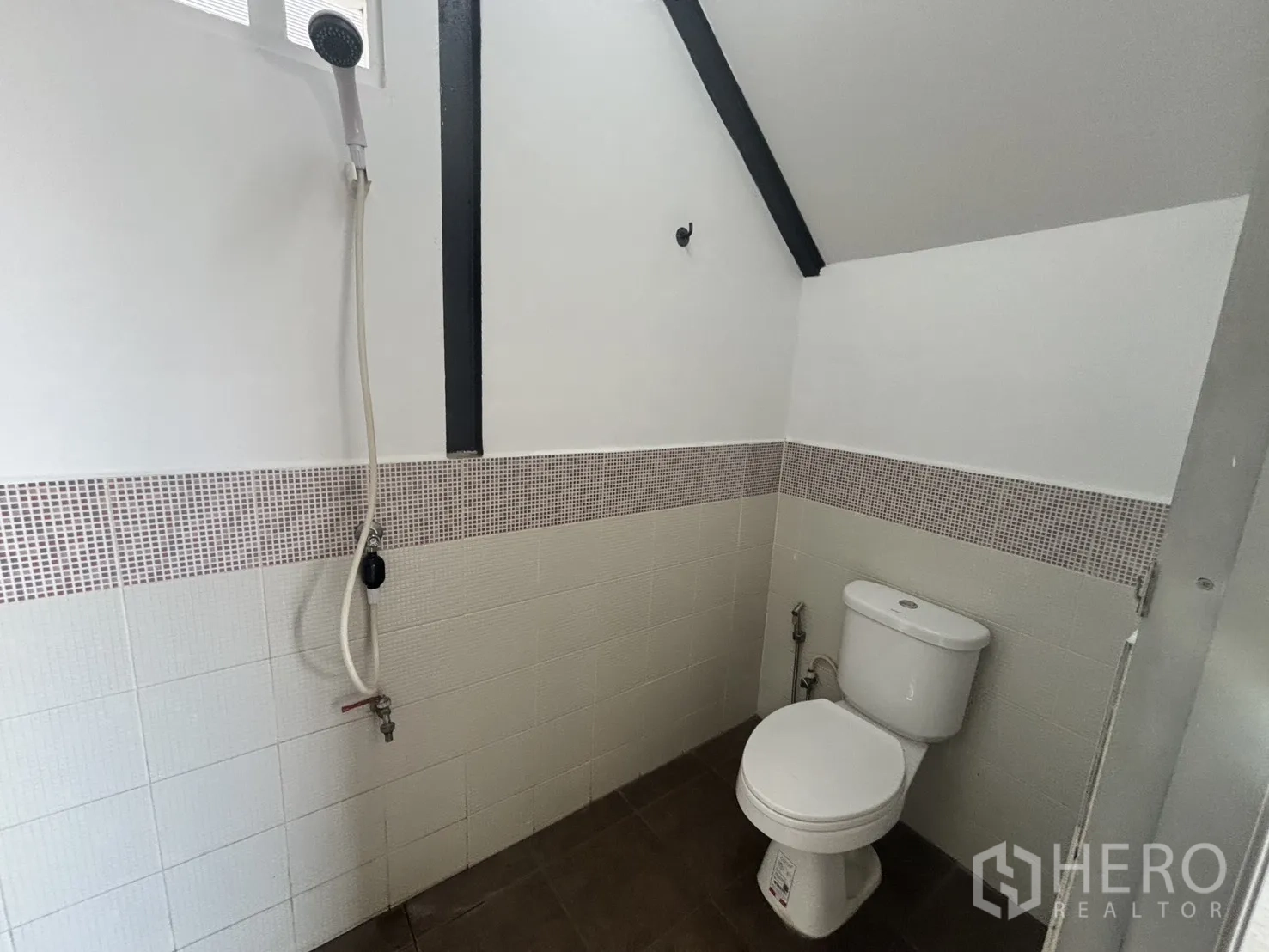 คลังสินค้า ให้เช่าในLat Krabang, Bangkok - สุขาแบบชักโครกพร้อมฝักบัวอาบน้ำ