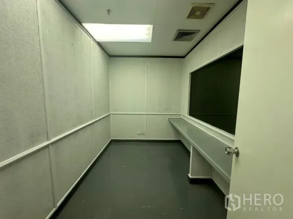 สำนักงาน ให้เช่าในYan Nawa, Bangkok - ห้องทำงานภายในขนาดกะทัดรัด มีเคาน์เตอร์บิวท์อินยาว หน้าต่างส่งงาน และไฟฝ้าเรืองแสง