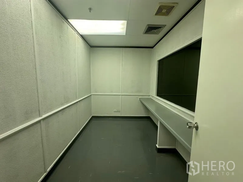 สำนักงาน ให้เช่าในYan Nawa, Bangkok - ห้องทำงานภายในขนาดกะทัดรัด มีเคาน์เตอร์บิวท์อินยาว หน้าต่างส่งงาน และไฟฝ้าเรืองแสง