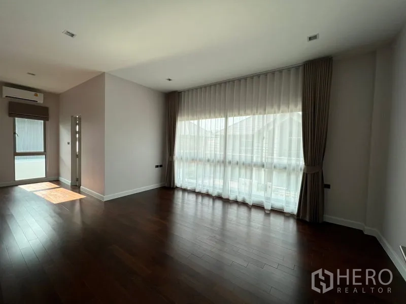 บ้าน ให้เช่าในBueng Kum, Bangkok - ห้องนอนกว้าง พื้นไม้ หน้าต่างบานใหญ่ แอร์ และผ้าม่านเต็มบาน