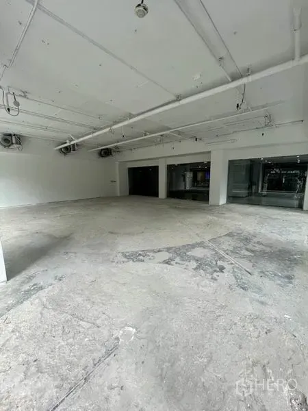 พื้นที่ขายปลีก ให้เช่าในWatthana, Bangkok - ภายในแบบไวท์บ็อกซ์กว้าง เพดานเปิดโชว์งานระบบ พื้นคอนกรีต และกระจกมุม