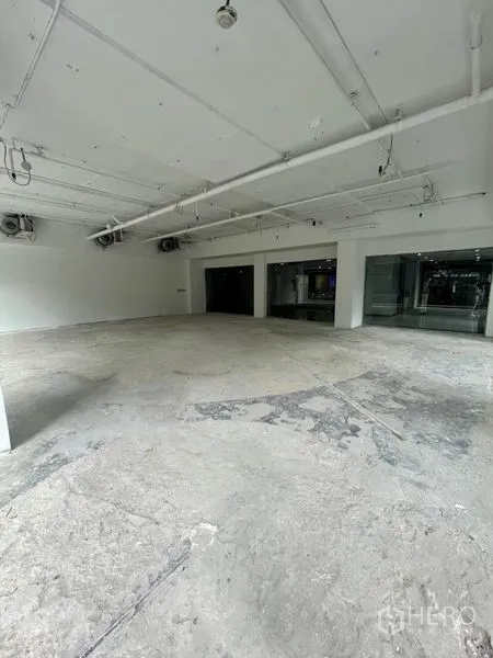 พื้นที่ขายปลีก ให้เช่าในWatthana, Bangkok - ภายในแบบไวท์บ็อกซ์กว้าง เพดานเปิดโชว์งานระบบ พื้นคอนกรีต และกระจกมุม