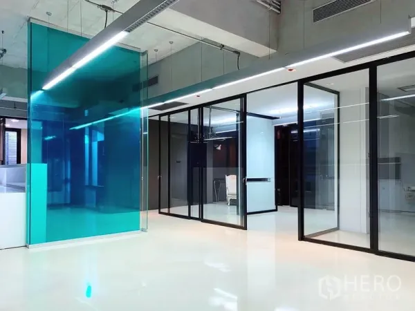 สำนักงาน ให้เช่าในPhaya Thai, Bangkok - พื้นที่สำนักงาน 120 ตร.ม. แปลนโล่ง ผนังกระจกบานเลื่อน ผนังกระจกสีฟ้า และไฟ LED