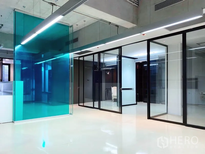 สำนักงาน ให้เช่าในPhaya Thai, Bangkok - พื้นที่สำนักงาน 120 ตร.ม. แปลนโล่ง ผนังกระจกบานเลื่อน ผนังกระจกสีฟ้า และไฟ LED