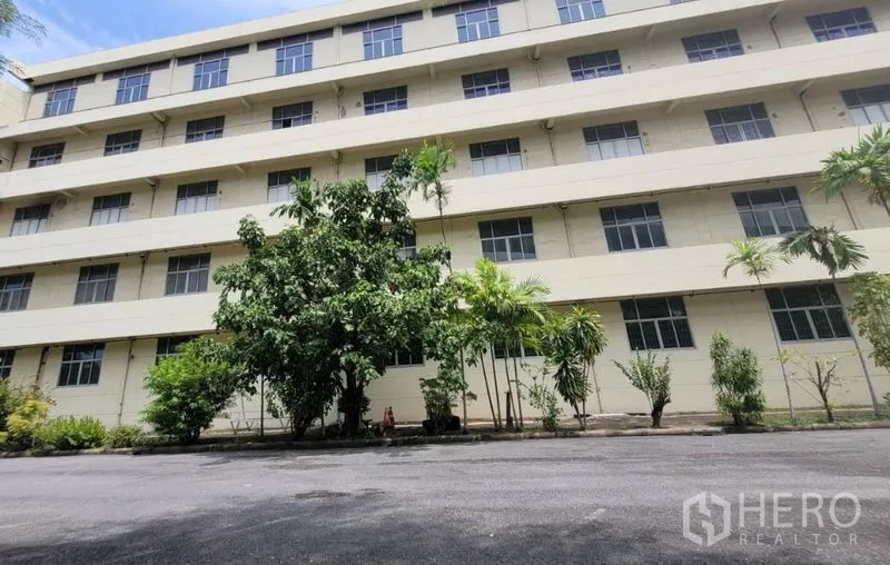 工厂 出租在Mueang Samut Prakan, Samut Prakan - 多层厂房外立面，树木与车道环绕