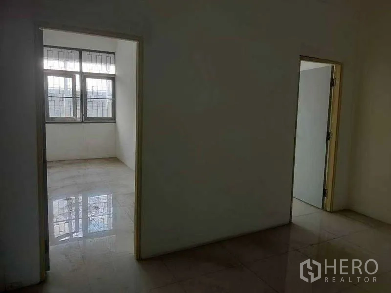 店屋 出售在Phra Khanong, Bangkok - 相邻两间房，带防盗窗与采光。