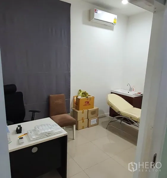 สำนักงานที่บ้าน ให้เช่าในChatuchak, Bangkok - ห้องตรวจส่วนตัว มีโต๊ะทำงาน อ่างล้างมือ และเตียงตรวจ