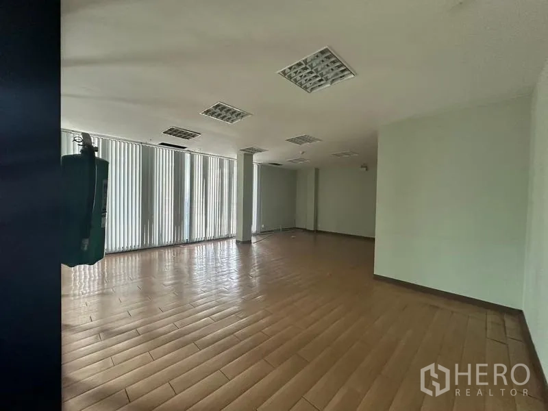 货栈 出租在Prawet, Bangkok - 办公室区域，整排竖百叶与木纹砖地面