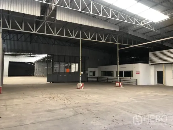 货栈 出租在Pak Kret, Nonthaburi - 更深处的仓库区，带夹层办公室、分区与装卸闸门。
