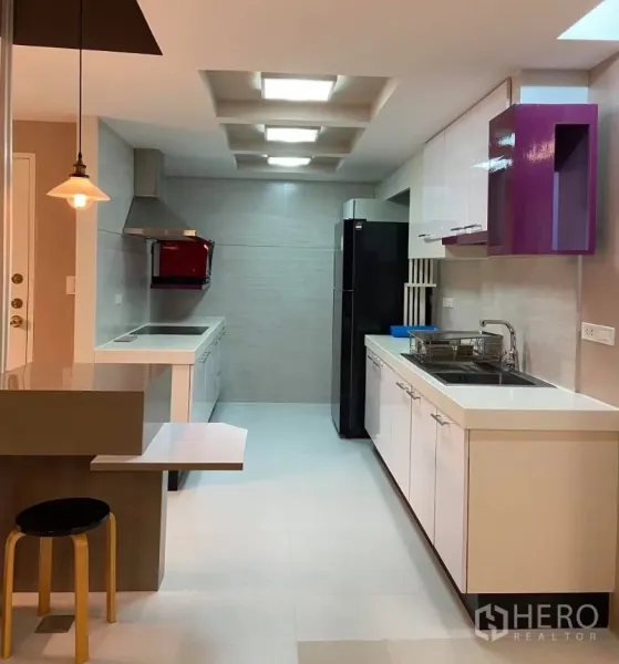 คอนโด ให้เช่าในWatthana, Bangkok - ครัวรูปแกลเลอรี่ ตู้สีขาว อ่างล้างจานคู่ ตู้เย็นสีดำ และตู้แขวนสีม่วง