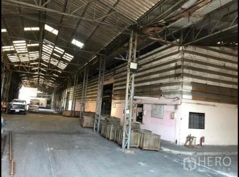 Factory for rent in Bang Khla, Chachoengsao - Wide production aisle with steel columns, side rooms and loading access.