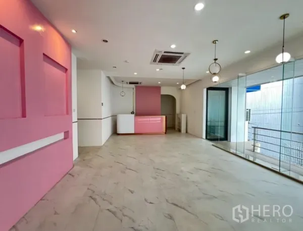 พื้นที่ขายปลีก ให้เช่าในWatthana, Bangkok - พื้นที่ค้าปลีกสว่าง พื้นลายหินอ่อน ผนังแต่งชมพู หน้ากระจกและโคมไฟห้อย