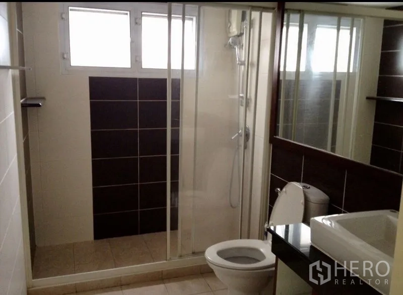 คอนโด ขายในWatthana, Bangkok - ห้องน้ำพร้อมตู้กระจกอาบน้ำ อ่างล้างหน้า และโถสุขภัณฑ์