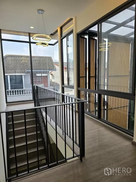 บ้าน ขายในKhlong Toei, Bangkok - ชานพักบันไดเพดานสูง ผนังกระจกเต็มบานและโคมไฟโมเดิร์น