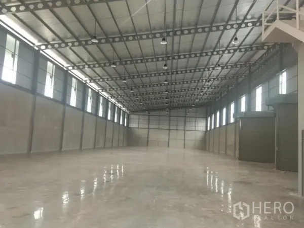 คลังสินค้า ให้เช่าในBang Phli, Samut Prakan - มุมมองภายในอีกด้าน พื้นคอนกรีตขัดมัน ไฟไฮเบย์ และความสูงเคลียร์ชัดสำหรับจัดชั้นวาง