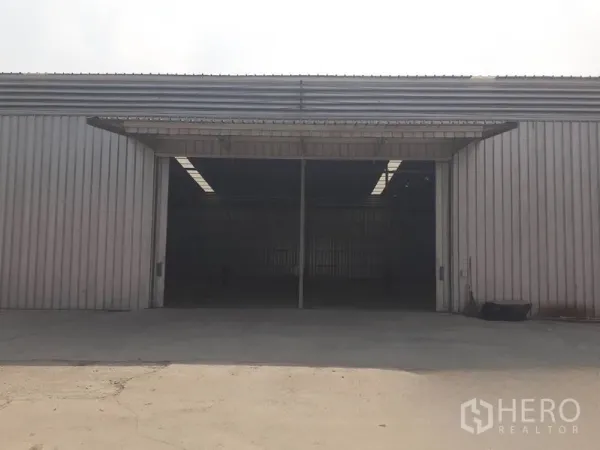คลังสินค้า ให้เช่าในNong Chok, Bangkok - ด้านหน้าโกดัง ประตูสไลด์บานกว้างและพื้นที่โหลดสินค้า